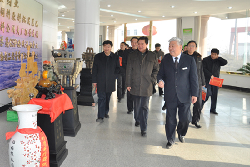 中共濰坊市常委、副市長王獻(xiàn)玲，濰坊市畜牧獸醫(yī)局局長王承策到公司指導(dǎo)工作